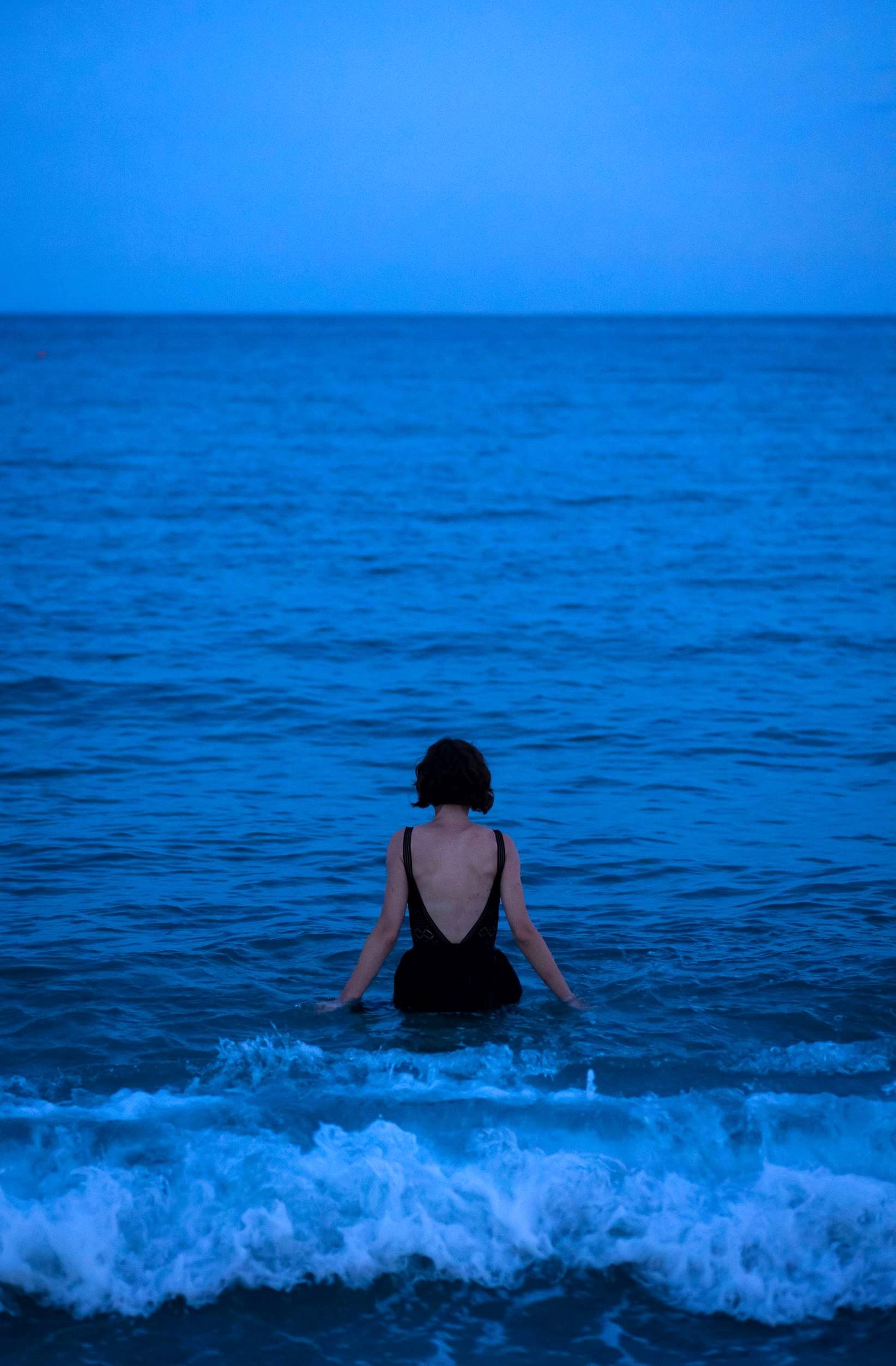 A woman facing excruciating grief after painful bereavement, Understanding Bereavement Emotions deeply.