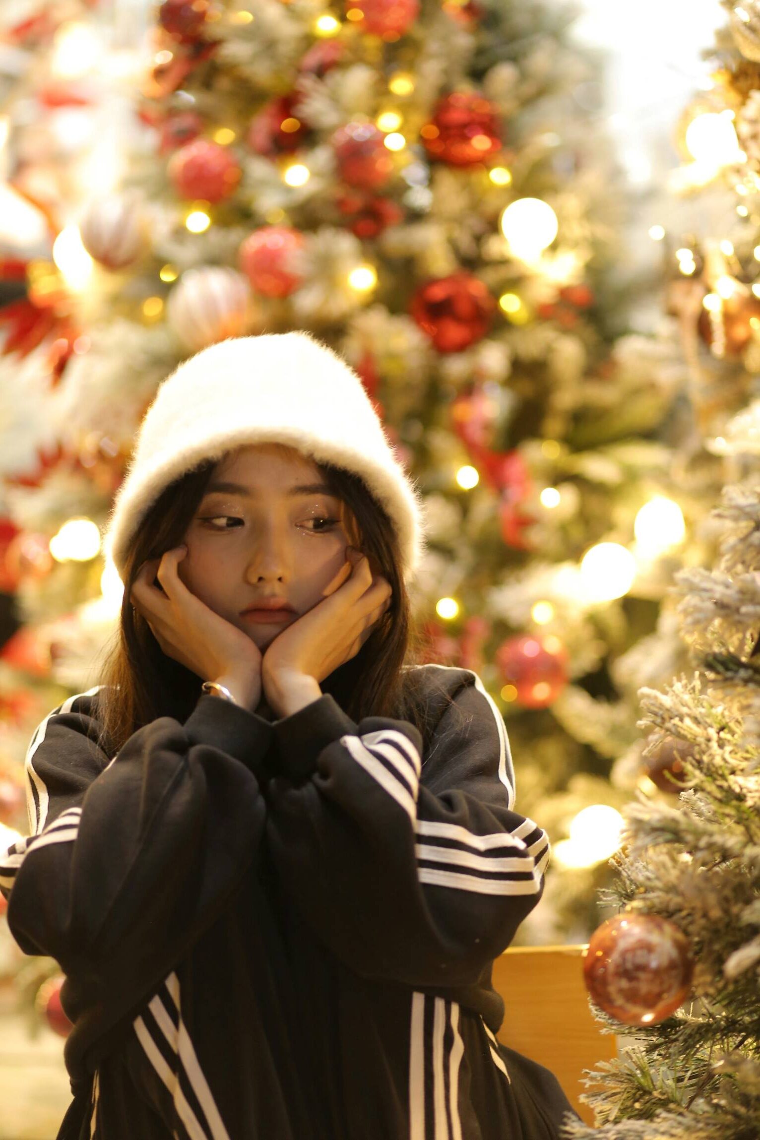 A woman sits alone during Christmas, feeling overwhelmed and isolated amid festive expectations Managing Festive Expectations.
