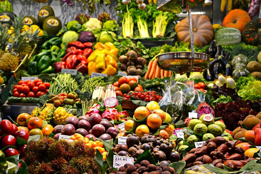 Colorful fruit and vegetables displayed in a market, highlighting how healthy food choices support mental wellbeing and Diet and Emotions.