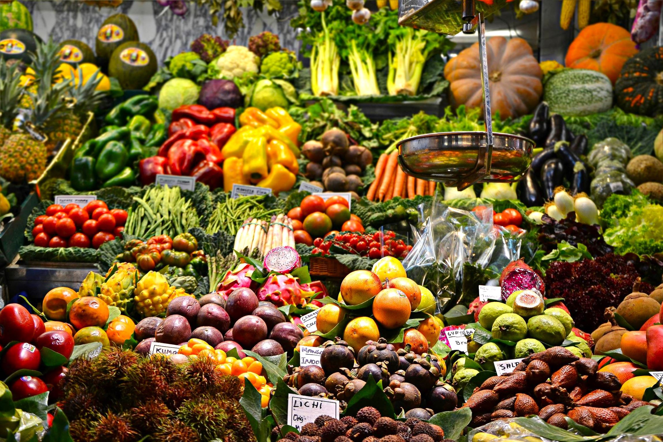 Colorful fruit and vegetables displayed in a market, highlighting how healthy food choices support mental wellbeing and Diet and Emotions.