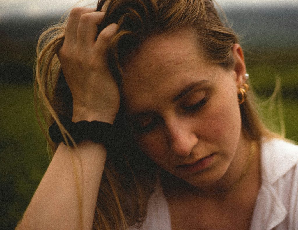 A young woman can be seen feeling lost, because she has the impression that despite all the therapy sessions she's doing, she's making little to no progress in life. There are actually ways to move forward in these situations.