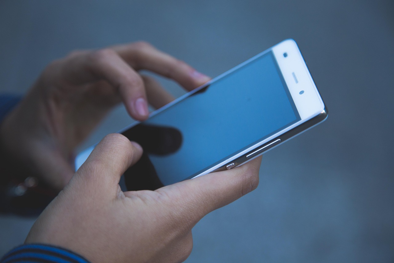 Person scrolling on phone showing mindful scrolling vs passive scrolling.